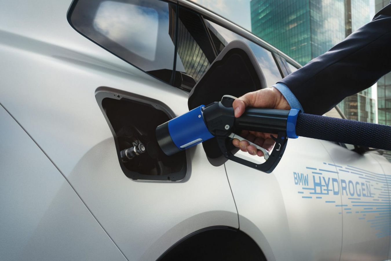 BMW iX5 Hydrogen: Αυτή είναι η νέα Χ5 που «καίει» υδρογόνο 